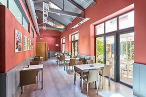 The Book Factory Hostel by gaiarooms