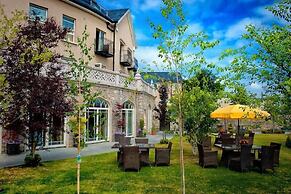 Step House Hotel