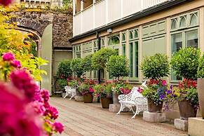 Step House Hotel
