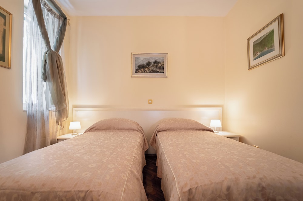 Hotel Peristil