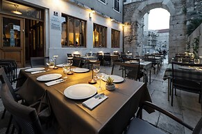 Hotel Peristil