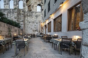 Hotel Peristil