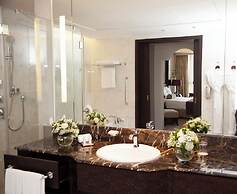 Bab Al Qasr Hotel