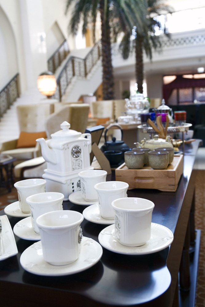 Bab Al Qasr Hotel