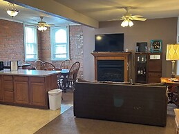 Hermann Crown Suites