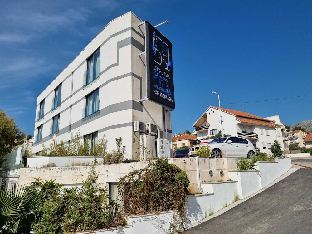 Jona Rooms Podstrana