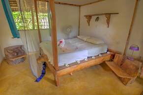 Distant Relatives Ecolodge & Backpackers