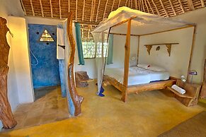 Distant Relatives Ecolodge & Backpackers
