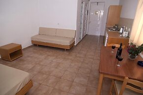 Lambis Studios & Apartments
