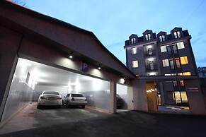 Cascade Hotel