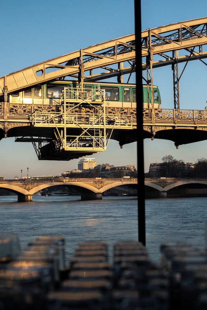 Off Paris Seine