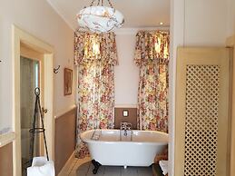 Sherwood's Country House