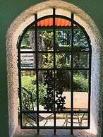 Sherwood's Country House