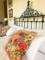 Sherwood's Country House