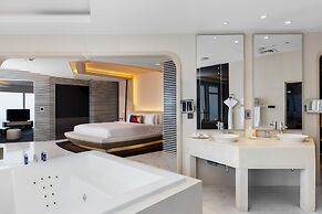 V Hotel Dubai, Curio Collection by Hilton