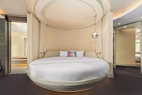 V Hotel Dubai, Curio Collection by Hilton