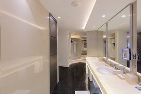 V Hotel Dubai, Curio Collection by Hilton