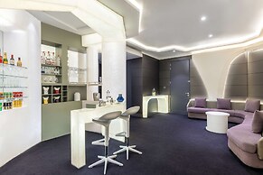 V Hotel Dubai, Curio Collection by Hilton