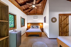 Makanas Beach Bungalows