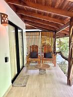 Makanas Beach Bungalows