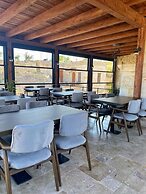 Canyon Cave Hotel