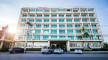 B2 Premier Hotel & Resort