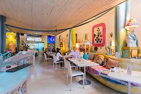 Barefoot Hotel Kalim Beach Front