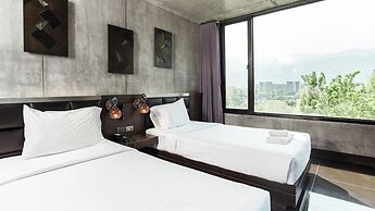 B2 Black Business & Budget Hotel