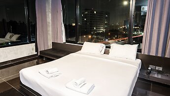 B2 Black Business & Budget Hotel