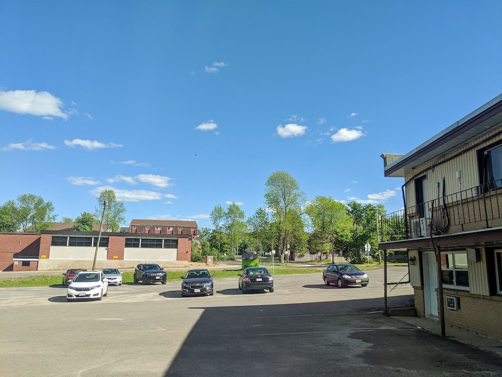 Skyline Motel & Campus Inn