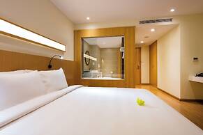 Starcity Bayfront Nha Trang Hotel