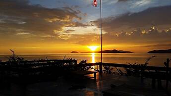 Banana Sunset Bar & Bungalows