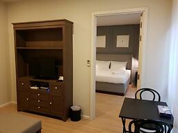 Dlux Condominium