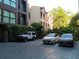 Dlux Condominium
