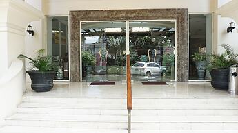 Toeti Roosseno Plaza
