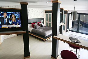 Damon's Hotel