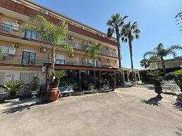 Hotel Happy Days