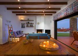 Cristelia Luxury Sea Front & Pool Villa