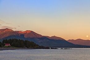 Nootka Island Lodge