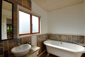 Monzi Safari Lodge