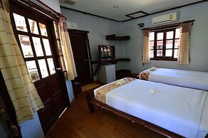 Alongkot Beach Resort Khanom