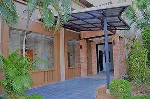 B Square Hotel