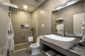 White Boutique Hotel & Residences