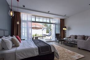 White Boutique Hotel & Residences