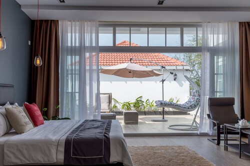 White Boutique Hotel & Residences