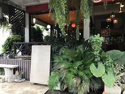EZ House & Cafe