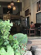 EZ House & Cafe