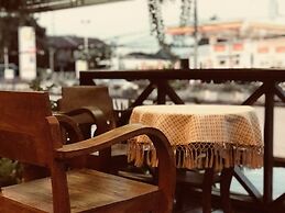 EZ House & Cafe