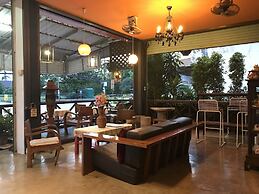 EZ House & Cafe