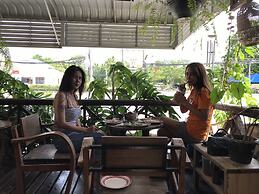 EZ House & Cafe
